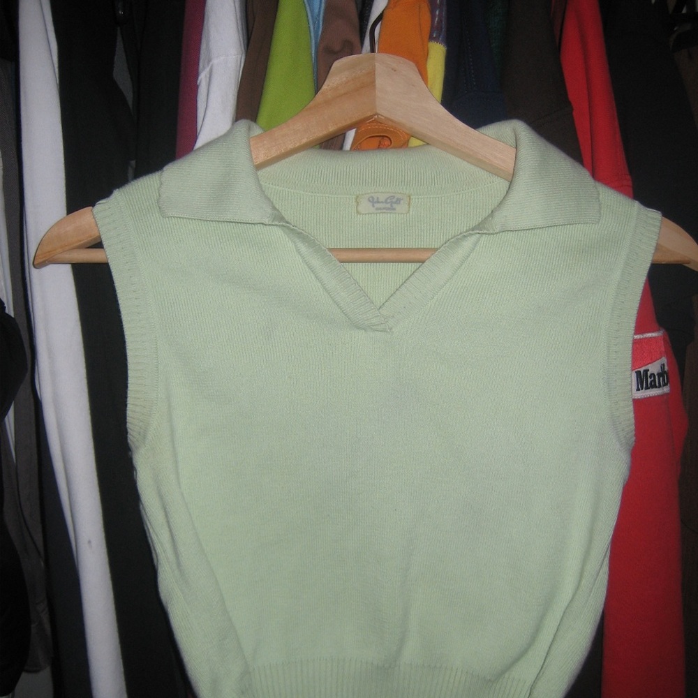 Mint cropped vest fits like a s-xs